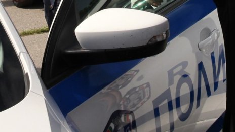 Дядо нападна съседи с ножове, после налетя на полицаи