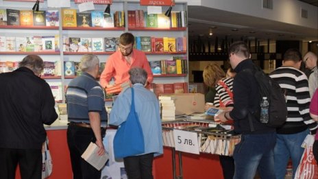 Близо 50% от младежите не хващат книга, но цъкат масово в нета