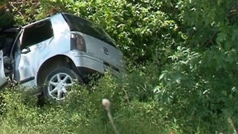 Кола се обърна в дере на пътя за Самоков в района на Урвич