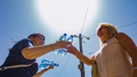 Ентусиасти раздаваха вода в София 