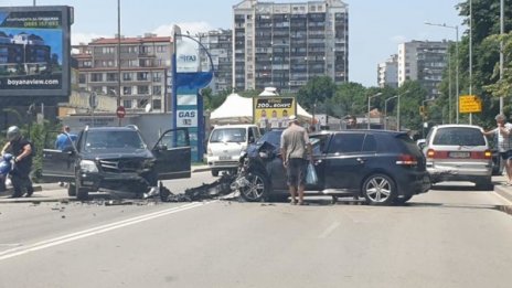 Семейство с дете пострада при тежка катастрофа в София