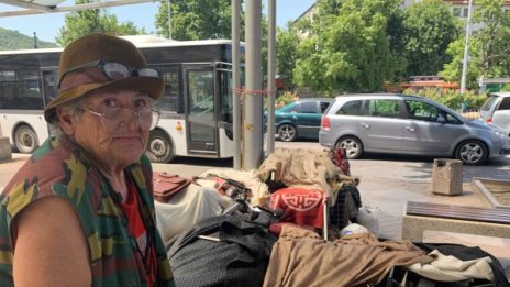 Благотворителна кампания за баба Радка, която продава покъщнината си