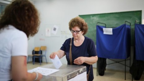 Гърците поеха към урните, гласуват предсрочно за парламент