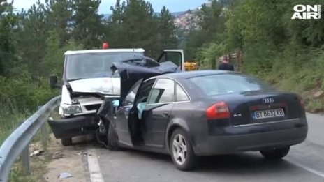 Кола и линейка се блъснаха челно, има шестима пострадали