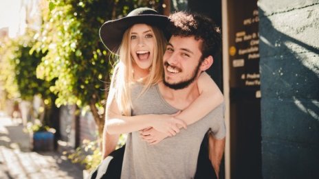 Животът с мен е песен! Зодиите, с които връзката е забавление