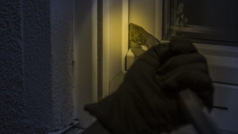 Лято, жега, отворен прозорец… ударно време за крадците катерачи 