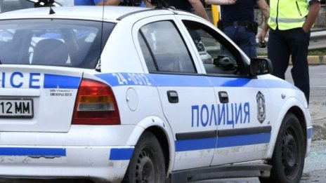 Мъж нападна и ограби 73-годишен посред бял ден