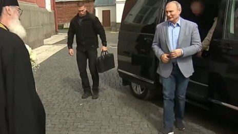 Путин се разходи из руски манастир с маратонки за $1000 