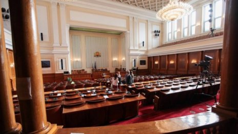 Депутатите ваканцуват цели 34 дни през лятото, връщат се при вето