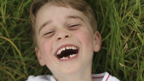 Принц Джордж стана на 6, майка му го снима с футболен екип