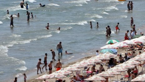 От 25 до 35 градуса - температурите утре. На места с дъжд и бури