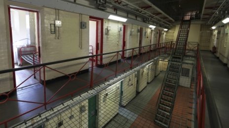 Обратно зад решетките: Затворници доброволно се връщат в килиите