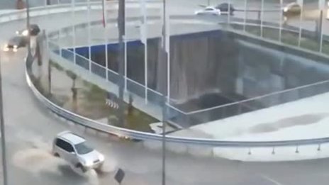 Скъпоструващото кръстовище във Варна стана... водопад