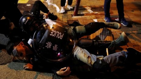 Гумени куршуми и сълзотворен газ срещу протестиращи в Хонгконг