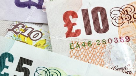 Британската лира се срина, удари 28-месечно дъно