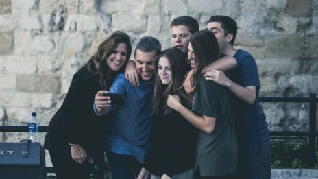 Зодиите, които не могат без социалния си живот