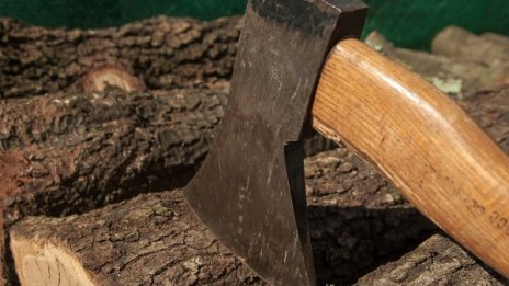 Жена погна с брадва мъж след битов скандал в сливенско село 