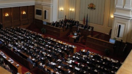 Оставката на шефа на КПКОНПИ породи скандали в парламента 