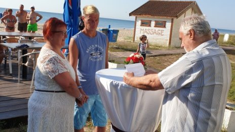 Силке и Свен подновиха клетвите си на плажа в Албена