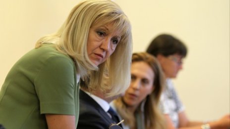 Петя Аврамова - най-препитваният член на кабинета в НС