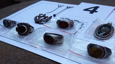 Задържаха двама иманяри, открити са монети и накити
