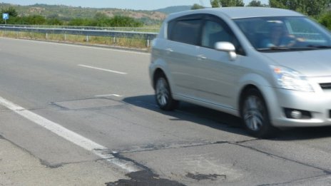 Задигнаха предпазна ограда и колове от АМ "Марица"