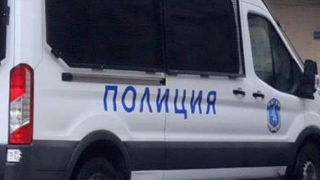 Мъж пусна жена до тоалетната в дома си, тя го обра