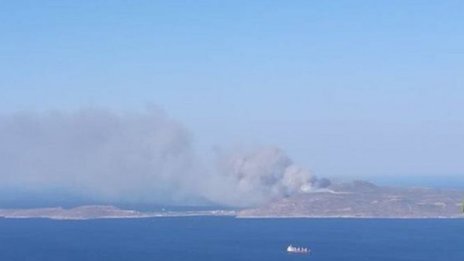 Огромен пожар бушува на остров в Гърция. Евакуират хора