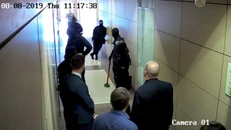 Полицията нахлу в студиото на Навални