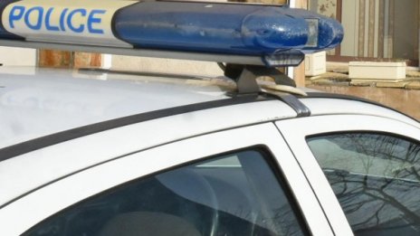Съседи хванаха крадец в крачка, докато разбива мазетата им