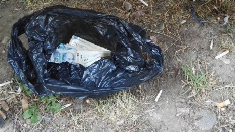 82-годишен се раздели с 5 бона, метна ги през терасата