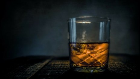 Пиян мъж подкара "Сузуки", заби се в крайпътно дърво