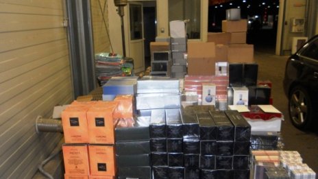Митничари спипаха 7000 фалшиви парфюма 