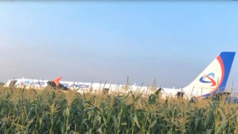 Руски самолет кацна аварийно в нива с царевица