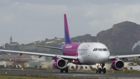 Самолет на Wizz Air кацна принудително в Норвегия 
