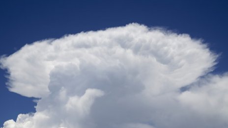 Времето днес: Слънце, дъжд, прегърмявания...