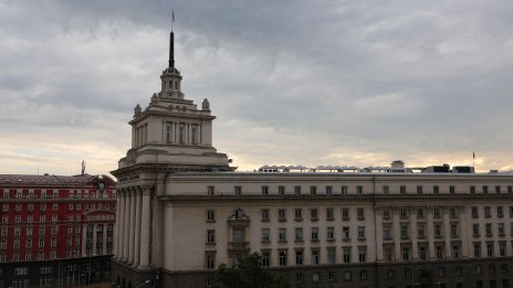 Справката на ГДБОП с имена на хора, свързани с частните полети на Пеевски, вече е в парламента