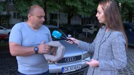 Паве от паркинг се заби в кола в София, щетите са за стотици евро