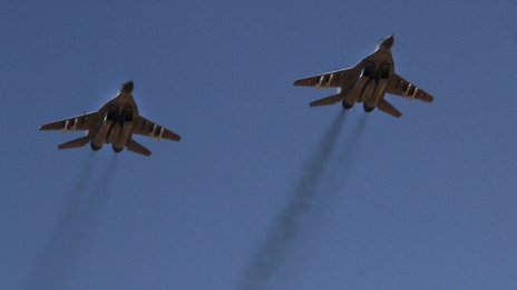 МиГ-29 във въздуха: Самолет от Израел кацна извънредно в София