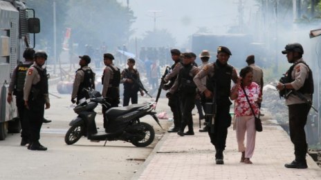 Индонезия спря интернета – бори се с протестите в страната 