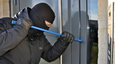 Албански банди тарашат българи в курортите около Кавала 