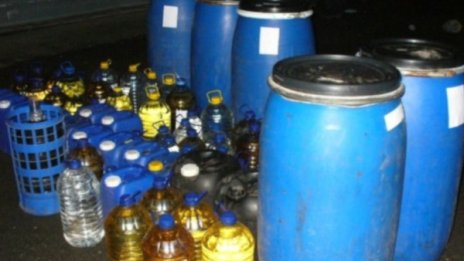 Митничарите се похвалиха: Иззехме 400 л незаконна ракия