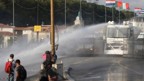 Полицията с водно оръдие на протеста срещу Г-7