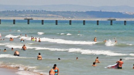 Новата седмица започва със слънчево и горещо време