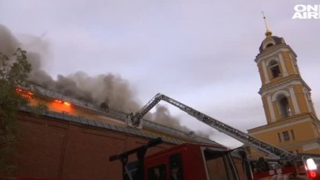 Женски манастир от 14 век гори в Москва