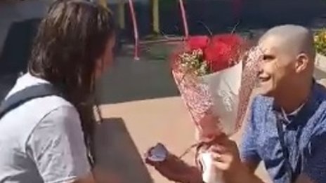 Предложение за брак: Цветя, пръстенче, че и мама... Отговорът - не!