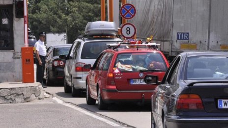 Засилен трафик на границите с Турция и Сърбия