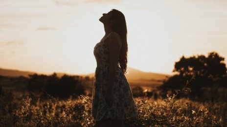 По- пълно или по-празно? Оптимистите живеят повече от песимистите