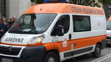 Бъснаха 44-годишен на "зебра", с опасност за живота е