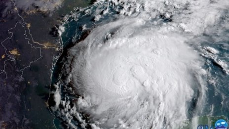 Ураганът Дориан набира сила над водите на Атлантическия океан